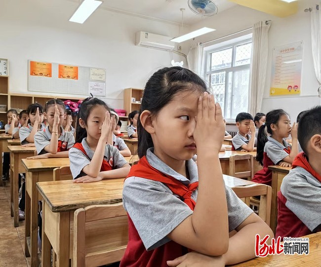 石家庄市友谊大街小学开展"爱眼日"活动