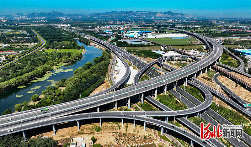 6月16日拍摄的夜色中的复兴大街裕华路互通立交桥.