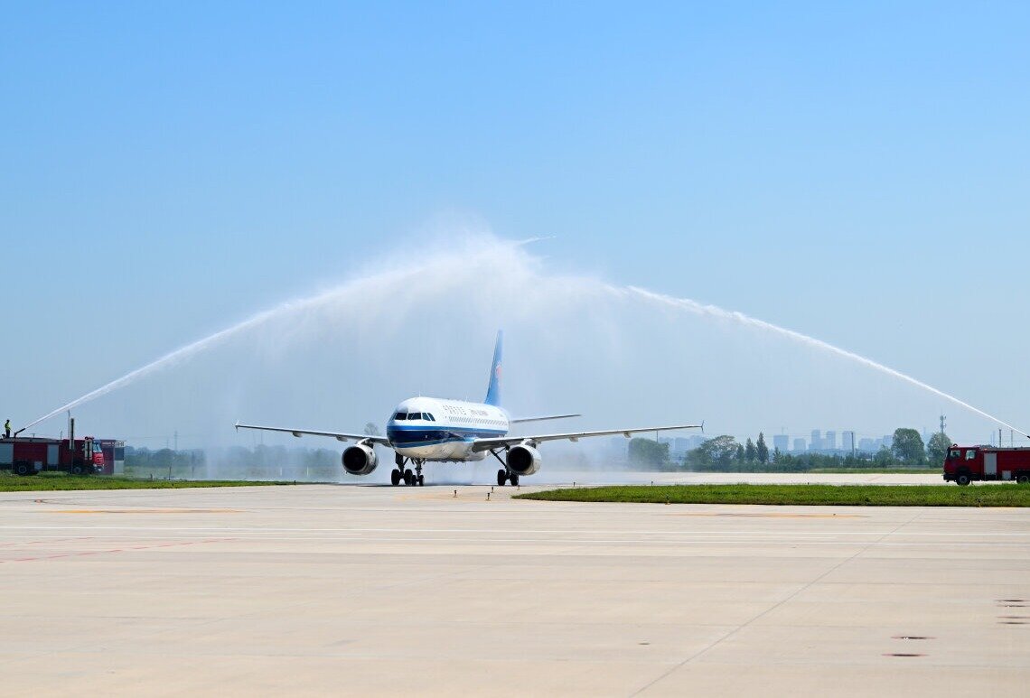 7月18日10時許，南航CZ8245航班在邢臺褡褳機場受到“水門儀式”迎接。當日，邢臺褡褳機場正式通航，迎來廣州至邢臺首批旅客。  河北日報記者 趙永輝攝.jpg