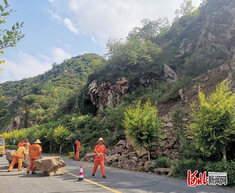 青龙交通运输局及时清除塌方落石保道路畅通