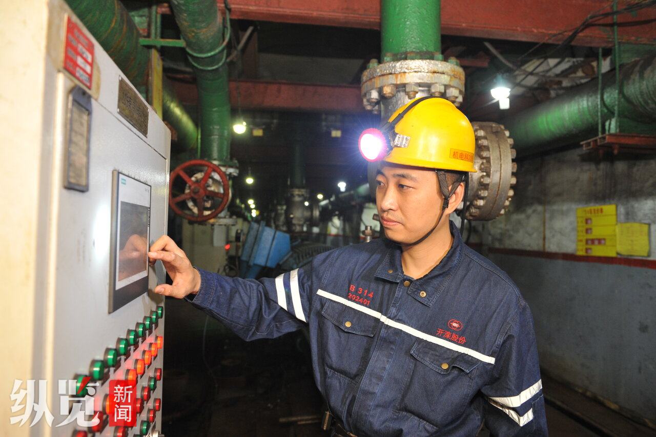 9月3日，在开滦集团范各庄矿业公司，矿井维修钳工孟凡对井下设备进行巡检。  河北日报通讯员 吴传捷摄.jpg