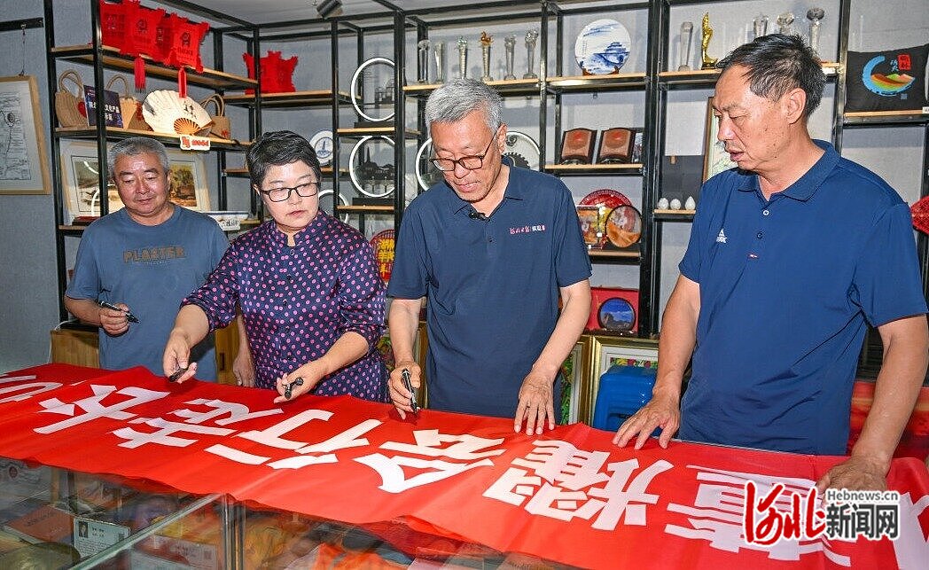 7月26日，董耀会（右二）在榆林长城主题展馆与当地长城保护志愿者交流。 河北日报记者赵杰 摄.jpg