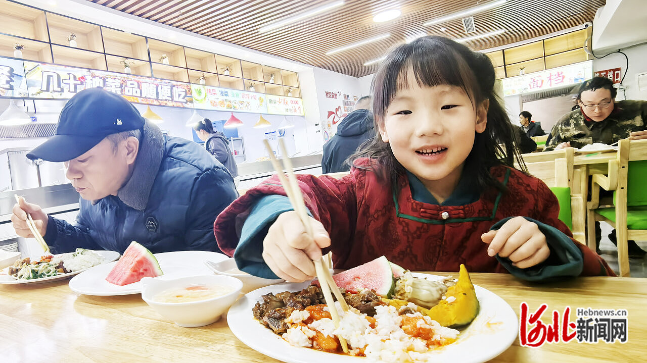 11月19日，雄安新區(qū)容東片區(qū)羅河社區(qū)食堂，家住富興園社區(qū)的李思柔（右）跟家人一起就餐。 河北日報(bào)記者 劉光昱攝.jpg