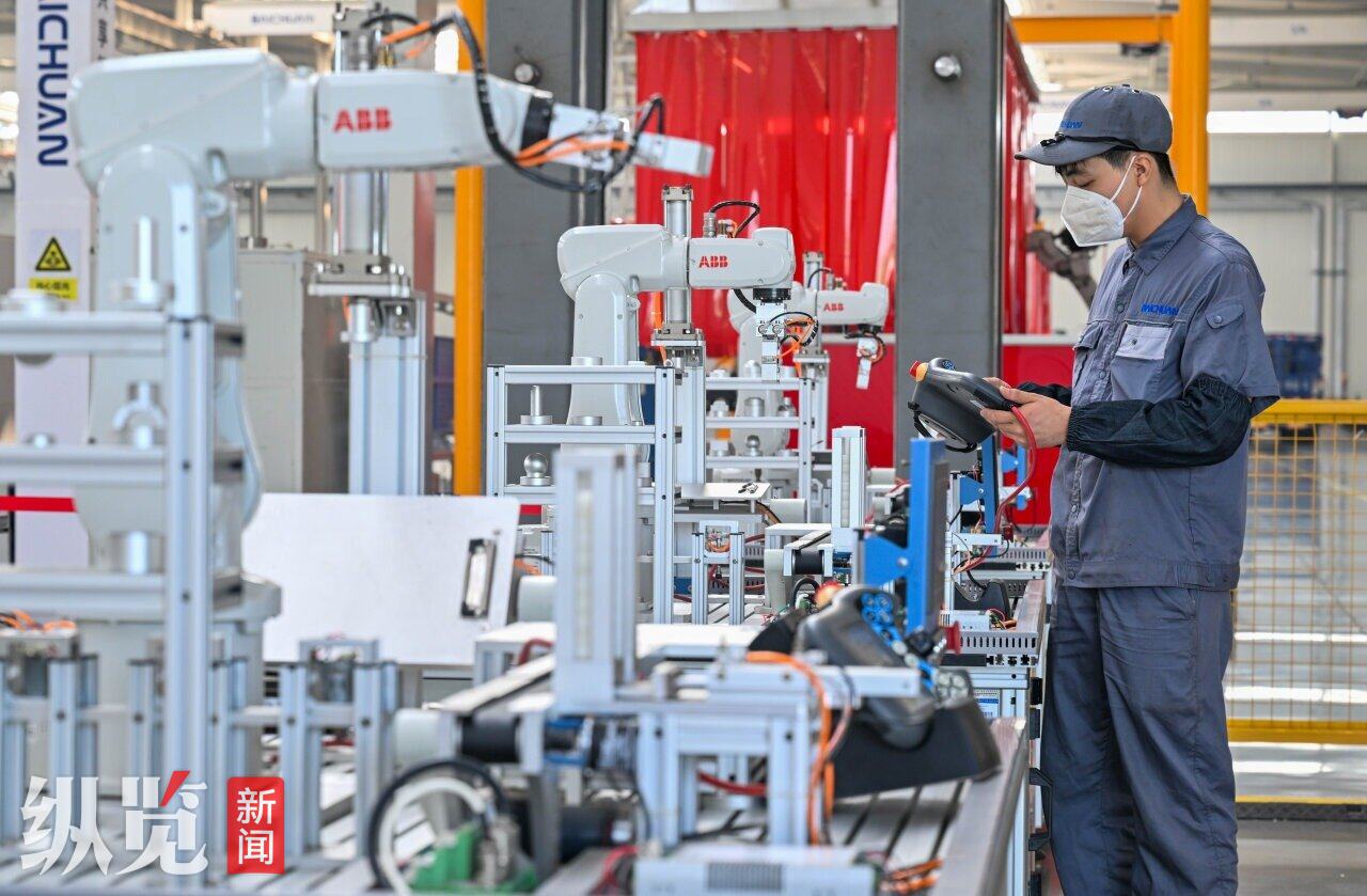 2024年7月19日，在唐山百川机器人共享制造工厂，工作人员正在调试机器设备。（资料片） 河北日报记者 赵杰摄.jpg