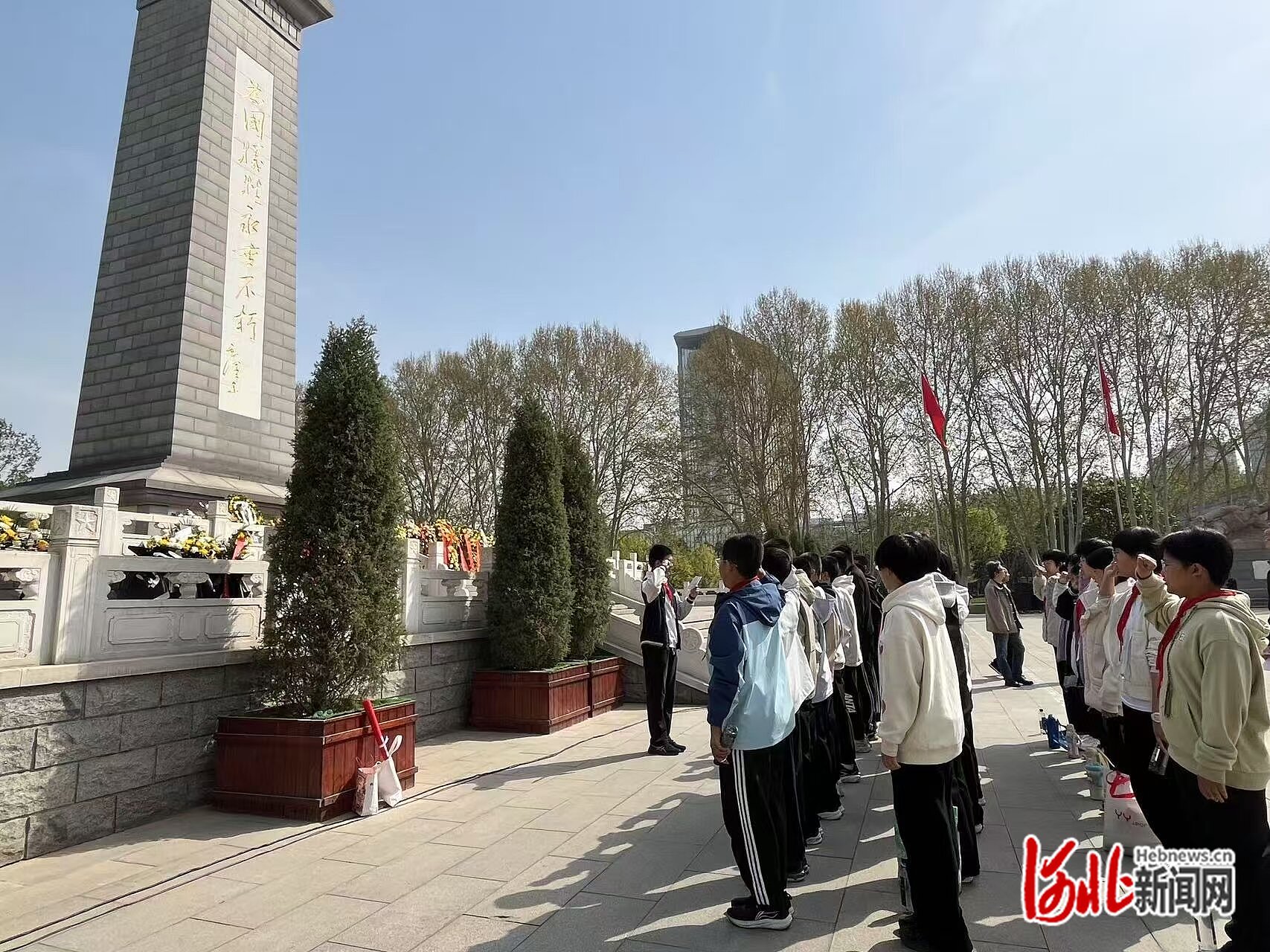 球盟会：石家庄市第五十四中学举行清明祭扫活动(图1)