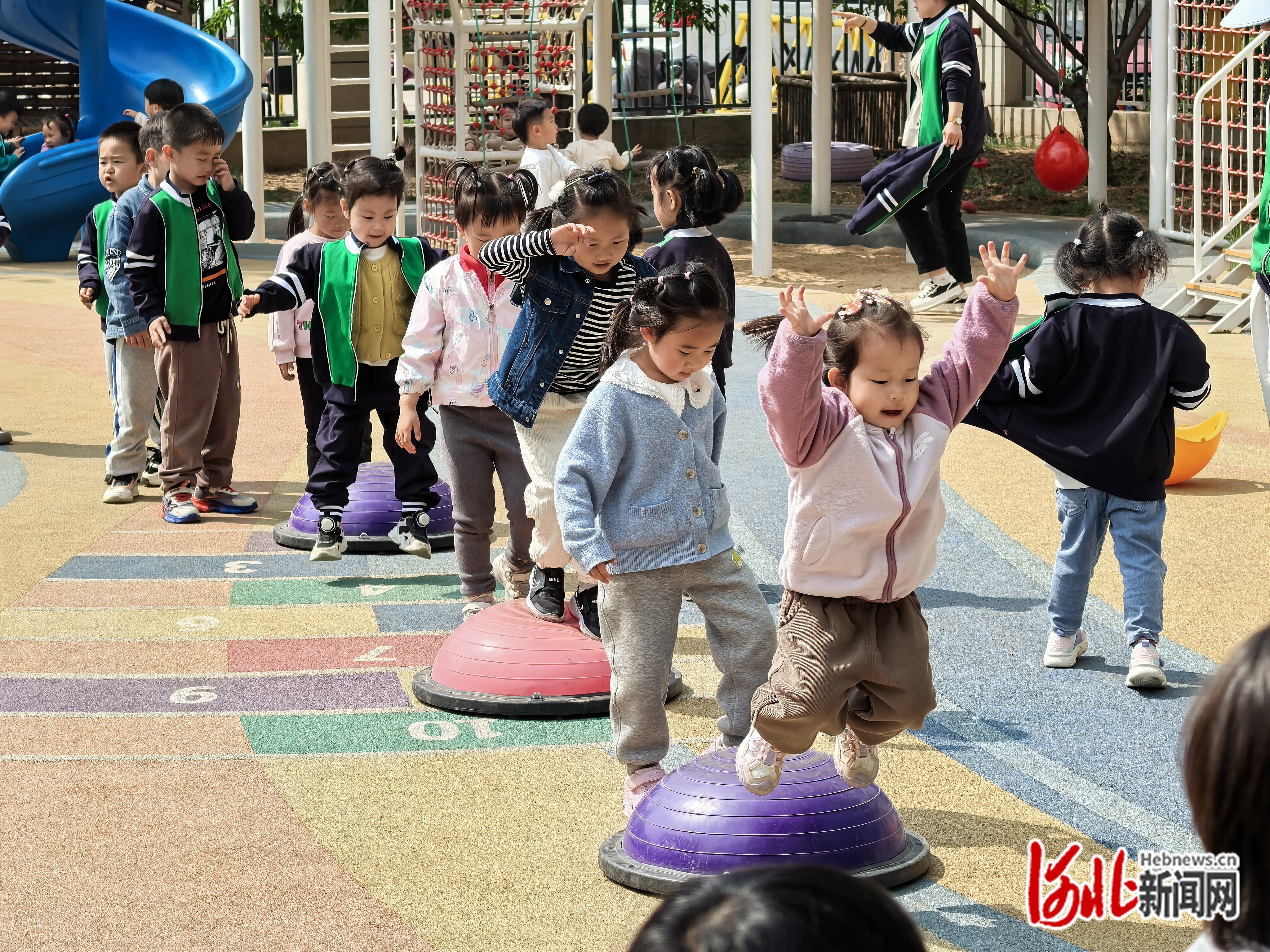 石家庄长安十二幼举行“活力晨练·体能大循环”活动(图2)