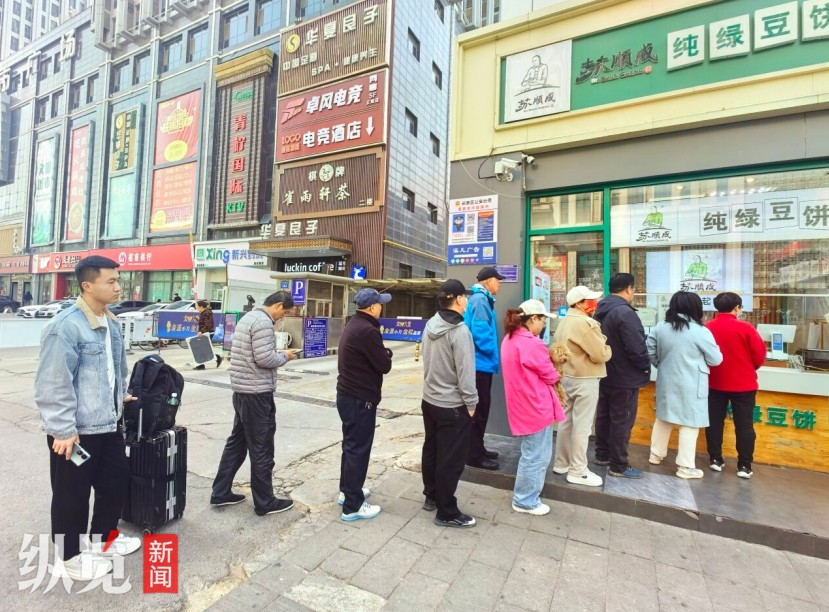 4月3日，石家庄地铁北宋站附近，苏顺成绿豆饼店门口排起长队。 河北日报记者 潘文静摄.jpg