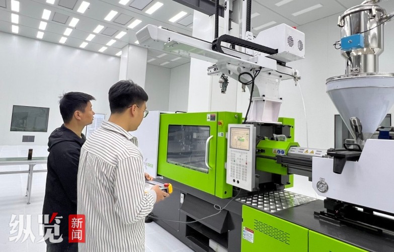 4月10日上午，在昌众电子（邢台）有限公司注塑成型车间，技术人员正在调试设备。 河北日报记者 王永晨摄.jpg