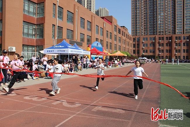九游体育石家庄市北翟营小学举行2025年春季田径运动会(图2)