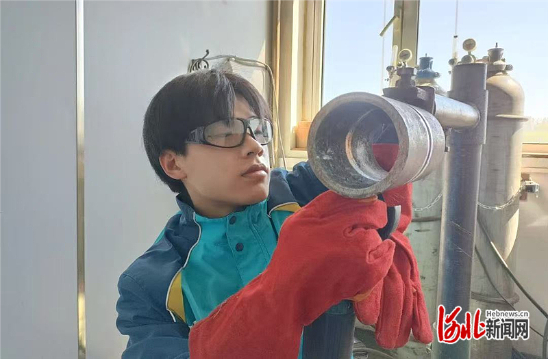 技能大赛冠军是怎样炼成的｜00后技校生成长为焊接技术大拿(图1)