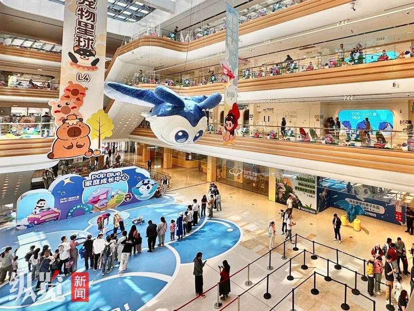 5月1日，雄安商务服务中心寻环XLOOP集中商业楼内，前来体验打卡的游客络绎不绝。 河北日报记者 郝金钰摄.jpg