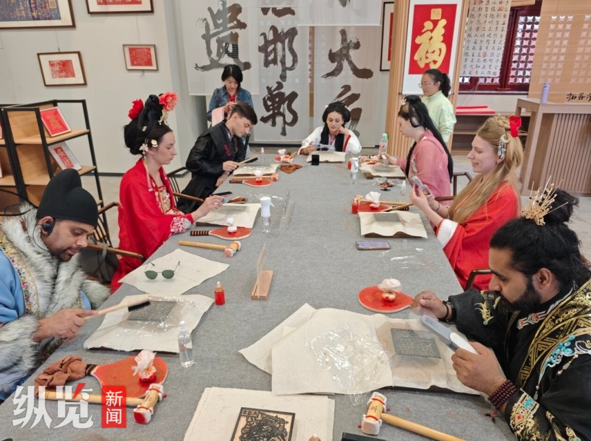 4月27日，外籍“网络达人”在体验金石传拓技艺。 河北日报记者 史晓多摄.jpg