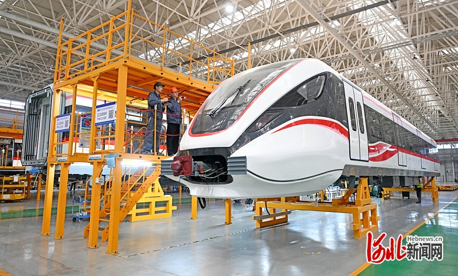 5月9日，京投裝備河北京車軌道交通車輛裝備有限公司，工作人員在總組裝車間內(nèi)工作。 河北日報(bào)記者 張昊攝.JPG