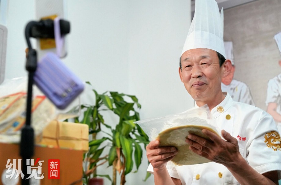 5月17日，香河肉饼制作技艺传承人张井林通过网络直播展示香河肉饼制作技艺。  河北日报记者 王伟摄.jpg