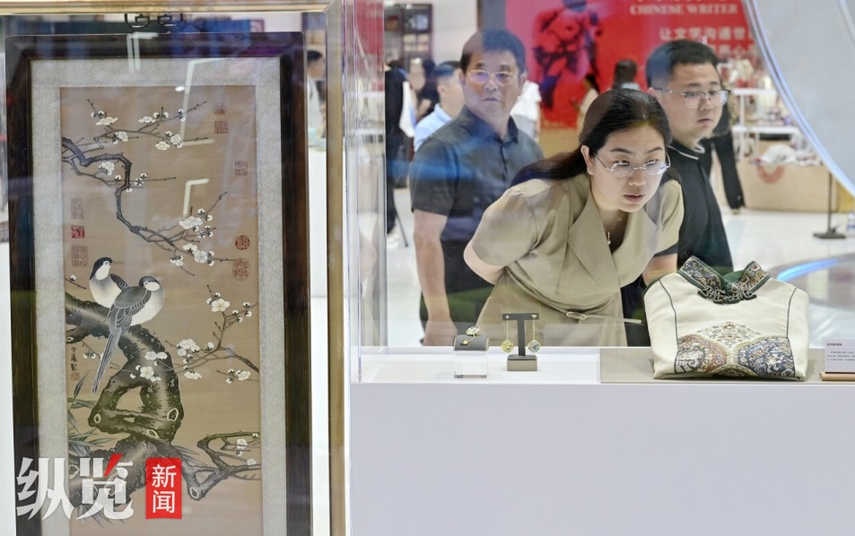 5月23日，参观者在深圳文博会河北展区，感受燕赵大地文化传承和创新之美。 河北日报记者 郭昭摄.JPG