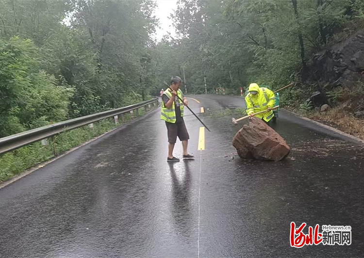 应对强降雨平山县交通部门全力抢险保道路畅通(图2)