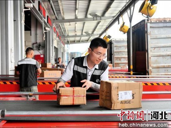 今年上半年河北廊坊快递业务量突破10亿件(图1)