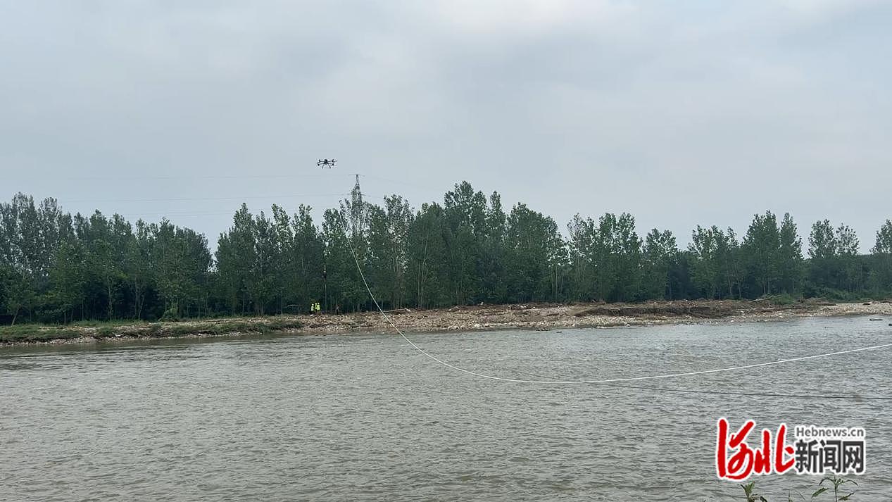 CQ9电子保定易县：突破急流封锁线 无人机修通跨河光缆(图1)