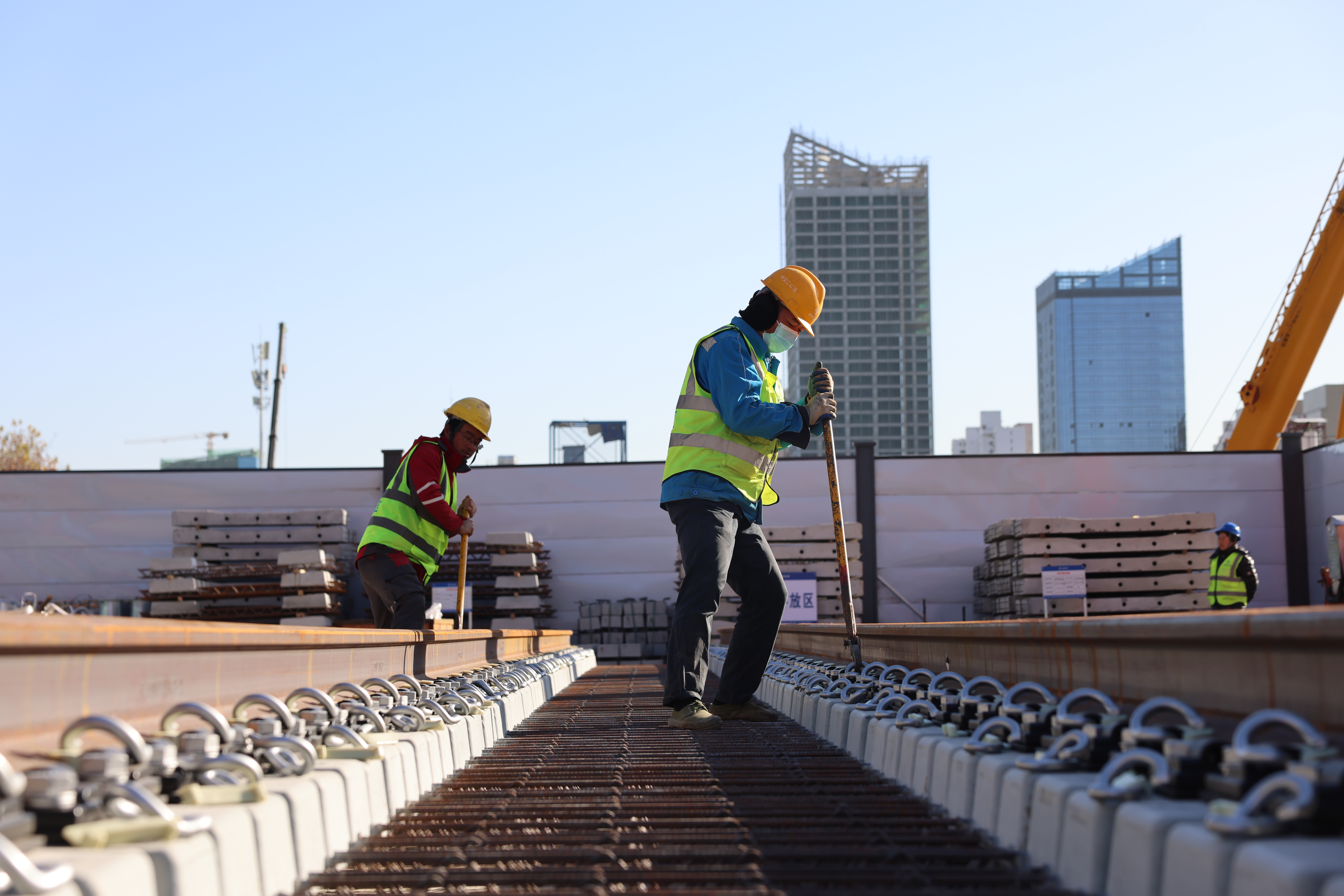 体育公园站铺轨基地启用石家庄地铁4号线铺轨施工驶入“快车道”(图1)