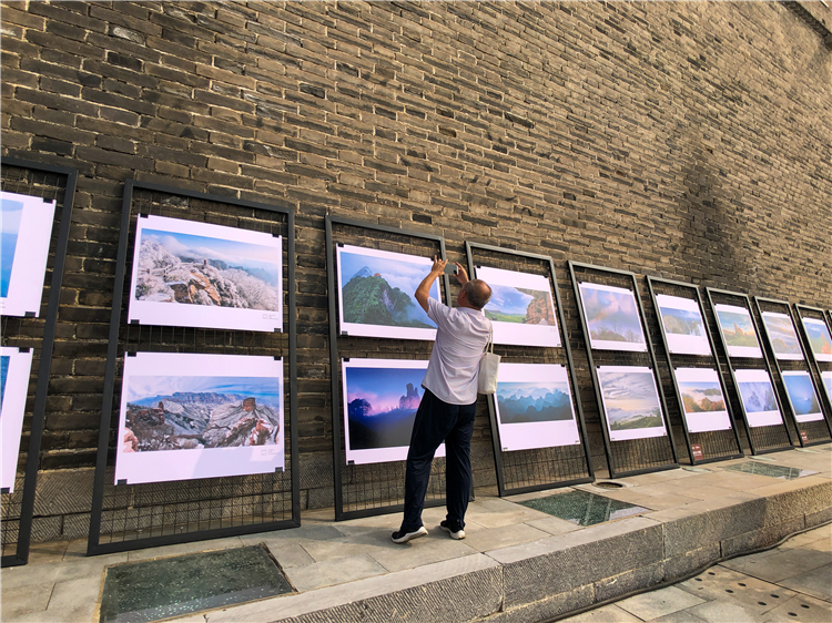 图为"2020 乐享河北·国际旅游摄影大展"现场.杜船摄