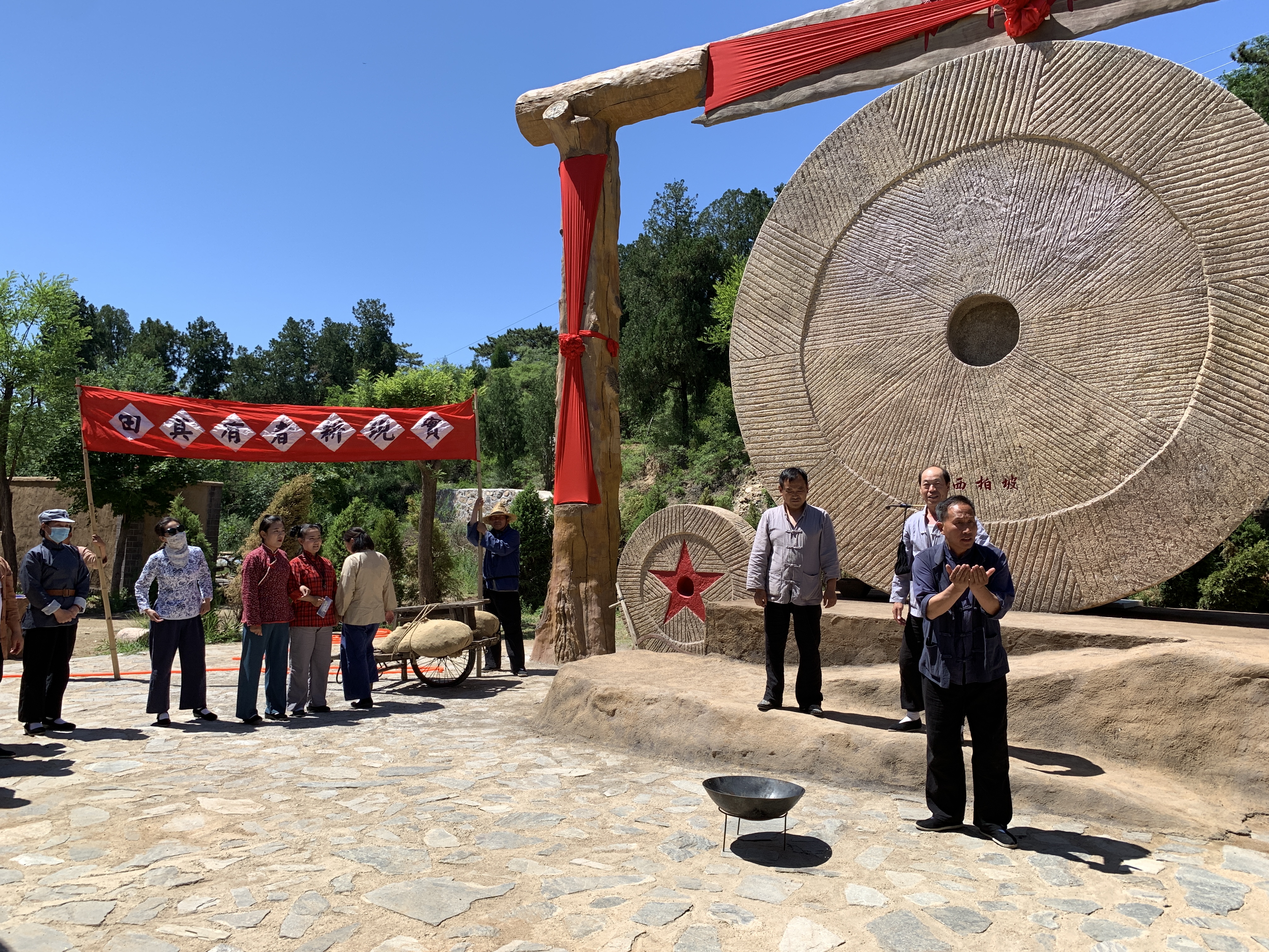 在河北省石家庄市平山县西柏坡村,沉浸式实景演出《梦回西柏坡》的