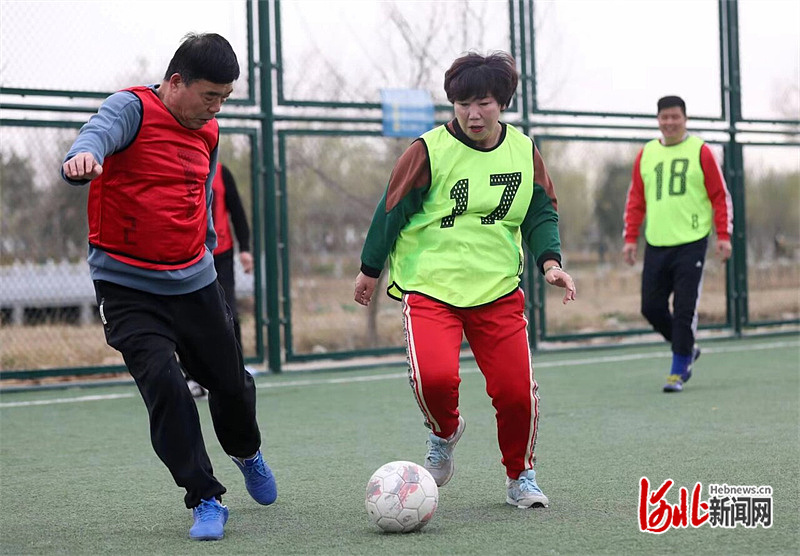 足球元老踢得过女子吗,足球元老踢得过女子吗知乎