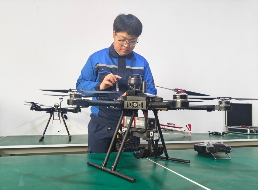 5月2日，在滄州技師學(xué)院，霍慶宇正在進行無人機裝調(diào)檢修技能訓(xùn)練。 霍慶宇供圖.jpg